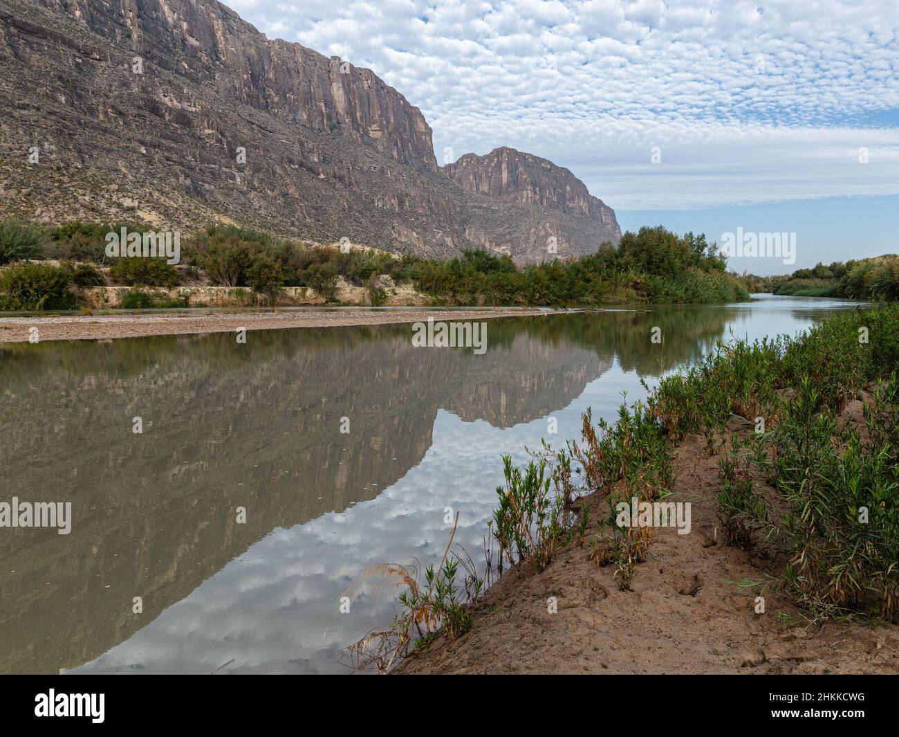 Il Rio Grande esce dal Canyon di Santa Elena per dividere il Messico e gli Stati Uniti. Foto Stock