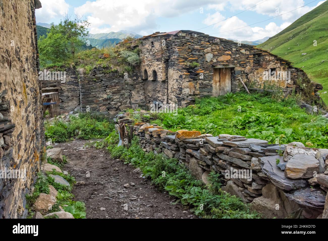 Casa di pietra di Svan nella montagna del Caucaso, Ushguli, regione di Svaneti, Georgia Foto Stock