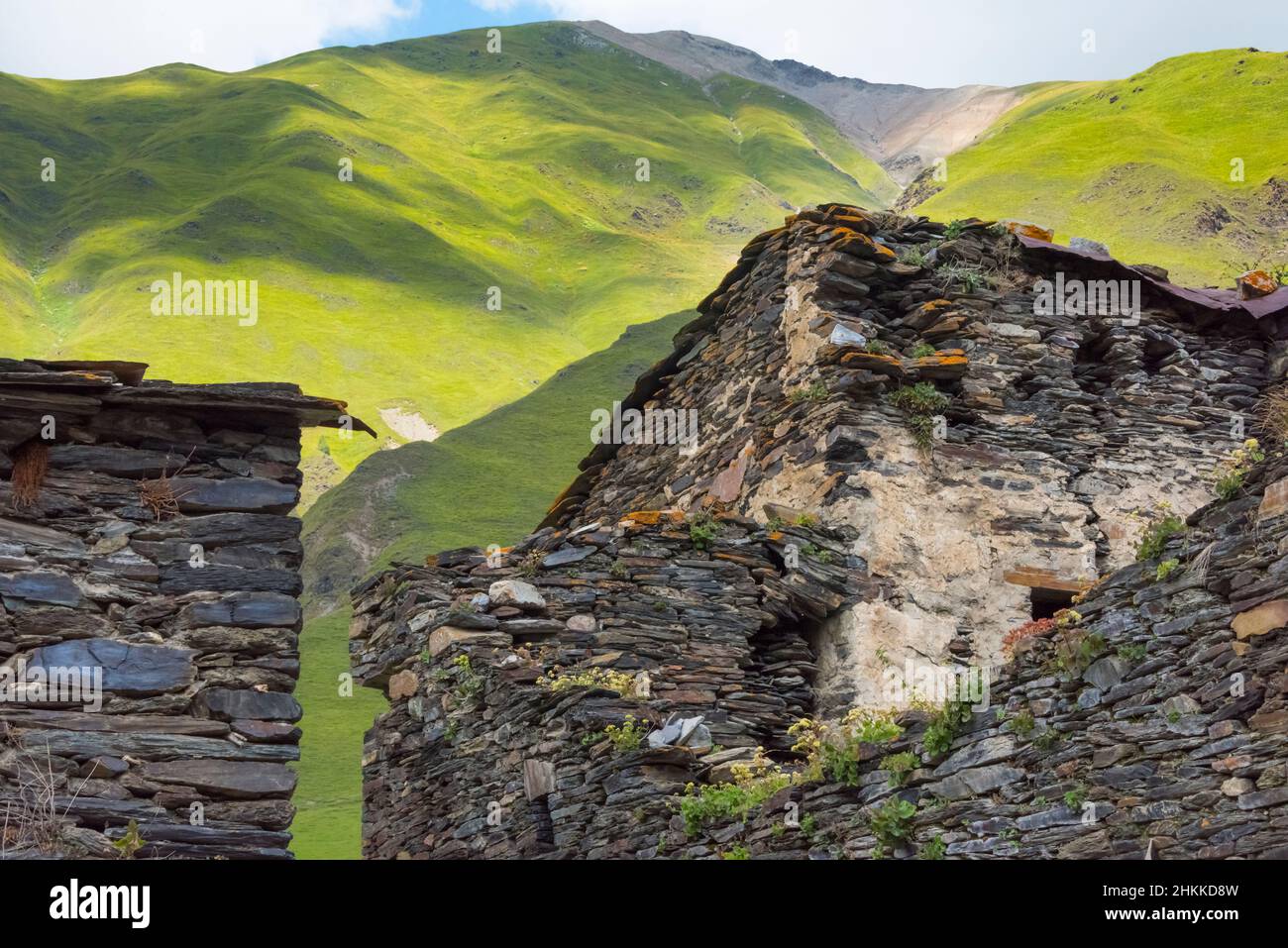 Casa di pietra di Svan nella montagna del Caucaso, Ushguli, regione di Svaneti, Georgia Foto Stock