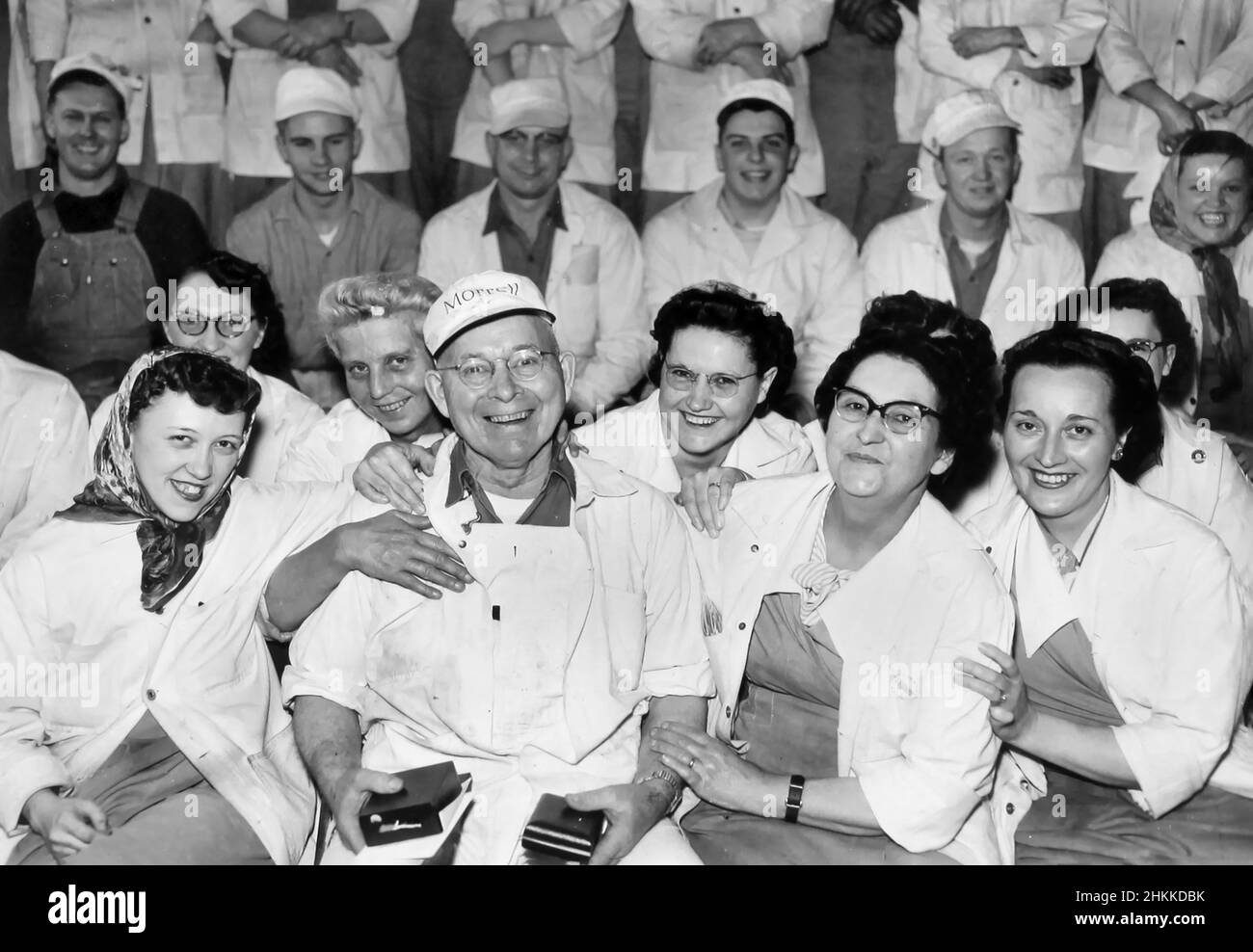 Un uomo in una cerimonia di pensionamento è circondato dai suoi collaboratori. ca. 1958. Foto Stock