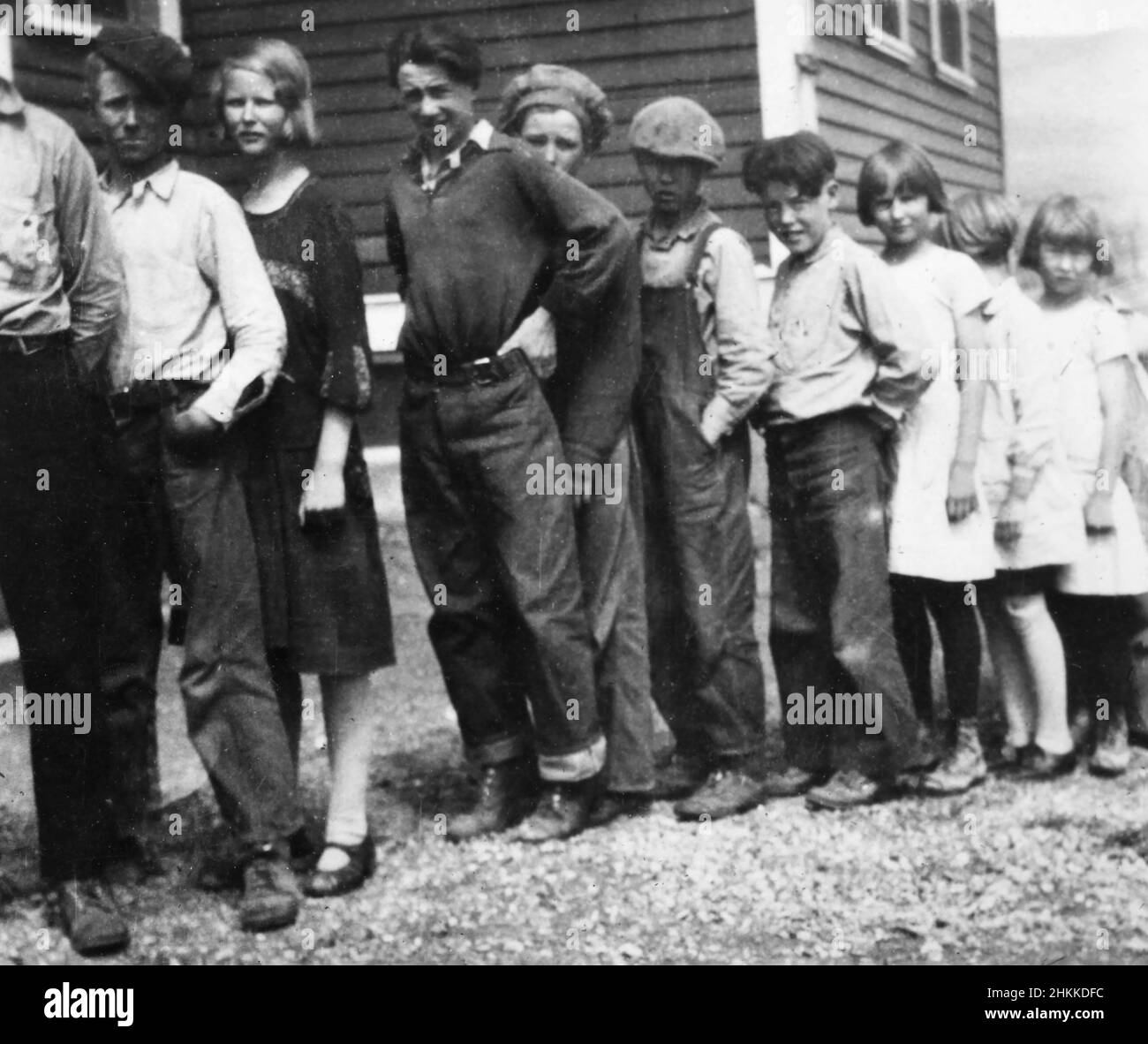 I bambini sono allineati in un cortile scolastico, ca. 1928. Foto Stock