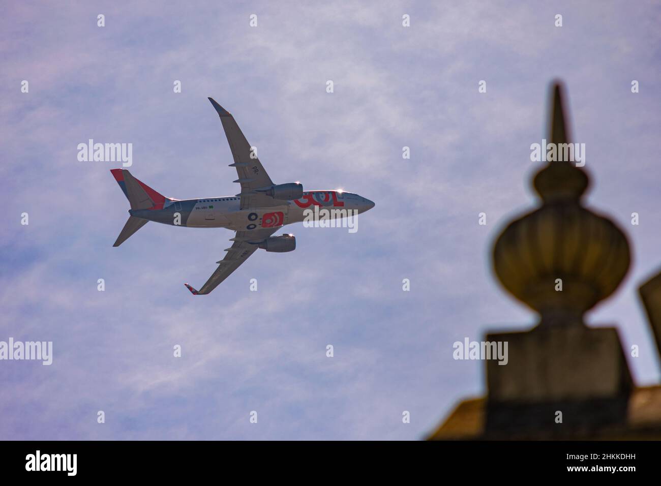 Rio de Janeiro, Brasile - CIRCA 2020: Aereo commerciale brasiliano da Gol Linhas Aéreas in volo durante il giorno Foto Stock