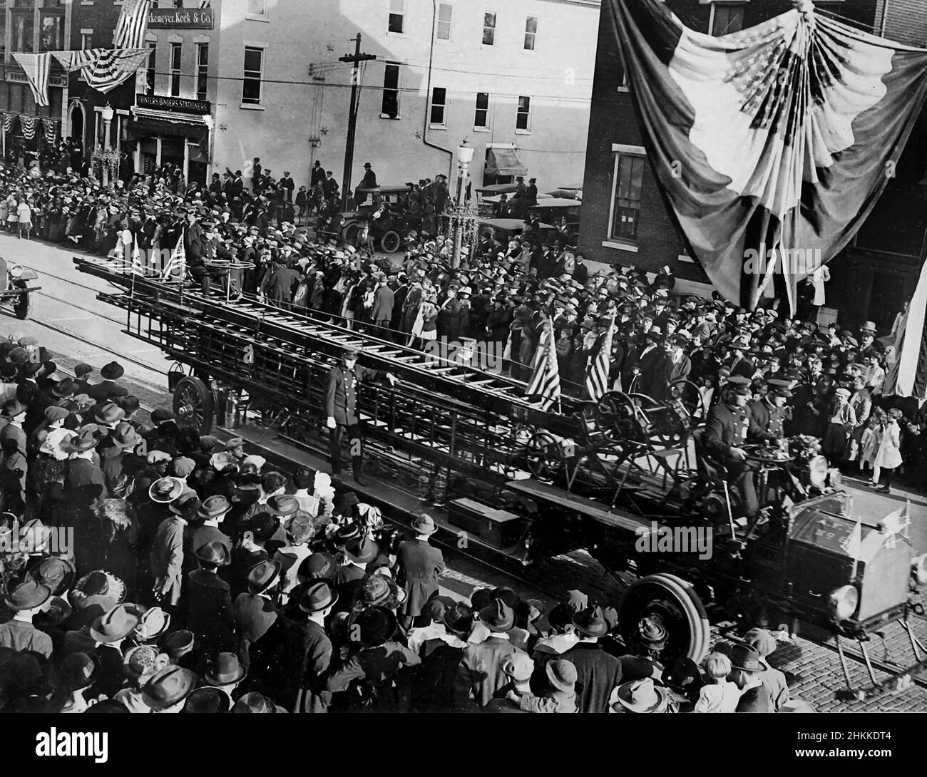Un primo camion scala del reparto dei vigili del fuoco è mostrato in una sfilata del 4th di luglio ad Allentown, Pennsylvania ca. 1920. Foto Stock