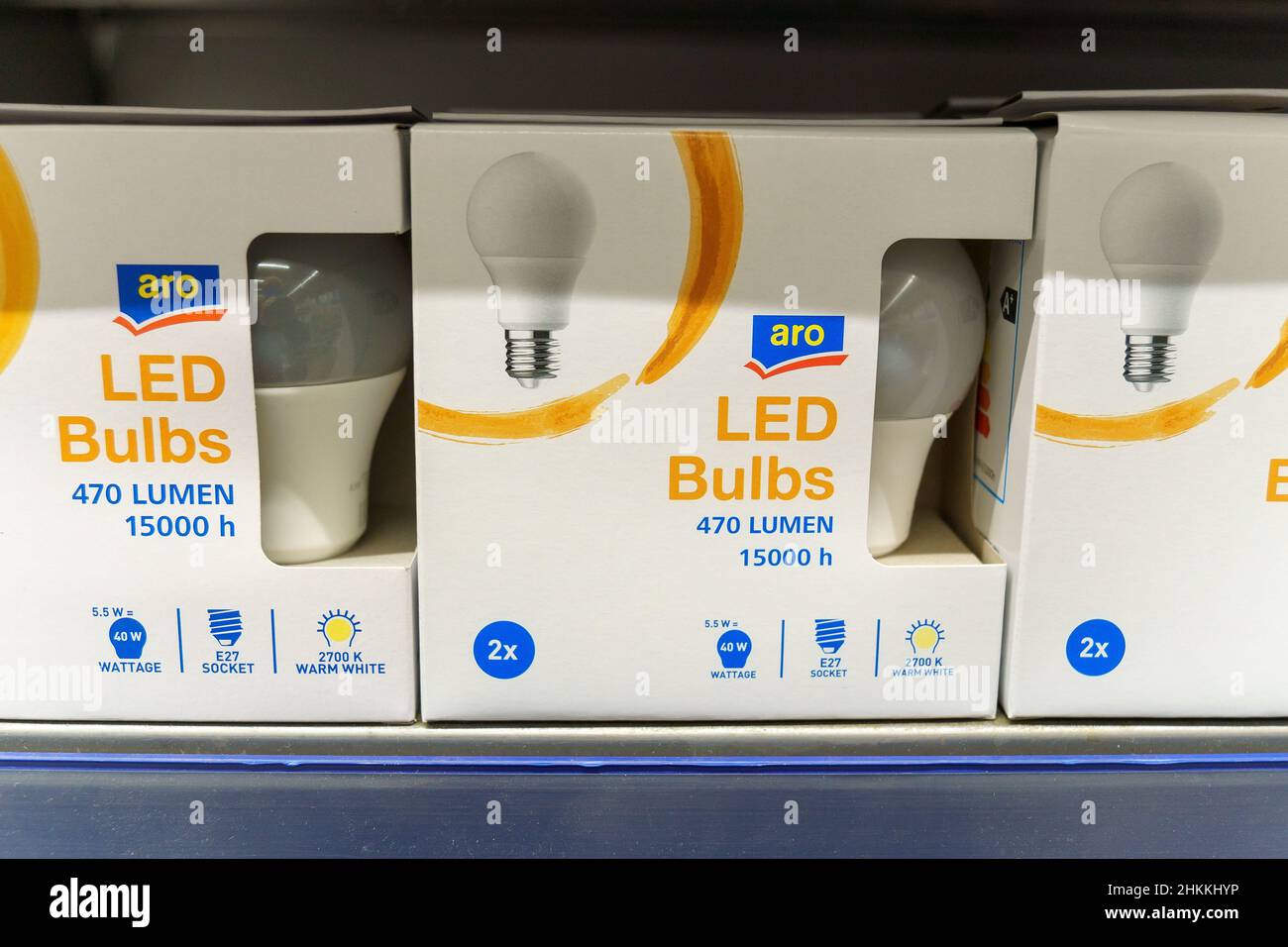 Tyumen, Russia-02 dicembre 2021: Lampade a LED Aro prodotti non alimentari. Marca propria di Metro CC. Foto Stock