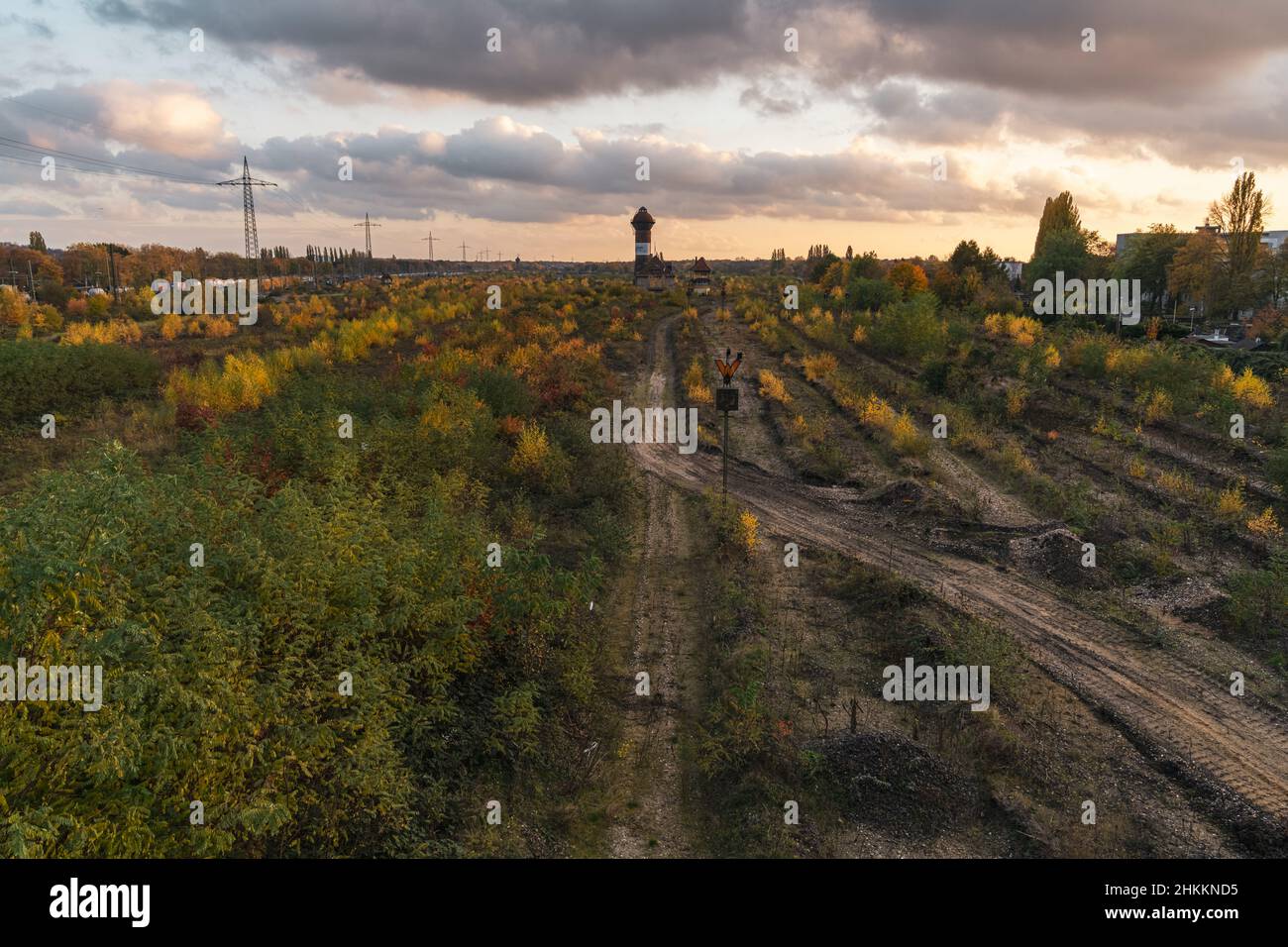 Duisburg, North Rhine-Westfalia, Germania - 09 novembre 2019: Vista sull'ex deposito merci a Duisburg-Wedau vicino al Sechi-Secht-Platte (Six Lak Foto Stock