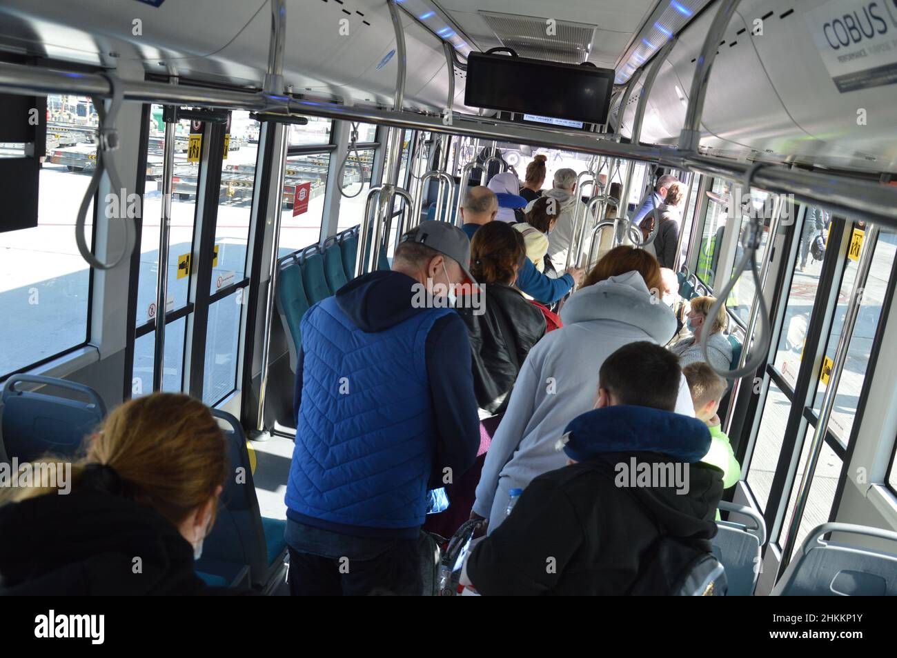 Passeggeri a bordo dell'aereo SmartLynx all'aeroporto di Dubai, Emirati Arabi Uniti, 4 febbraio 2022. Foto Stock