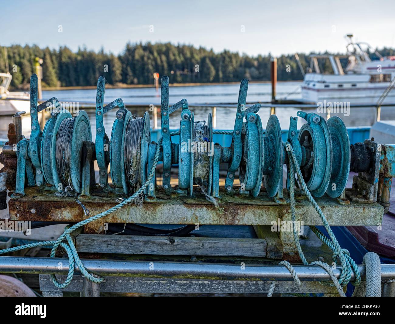 Un verricello del cabestano su un peschereccio ancorato in un porto  turistico, Florence, Oregon, USA Foto stock - Alamy