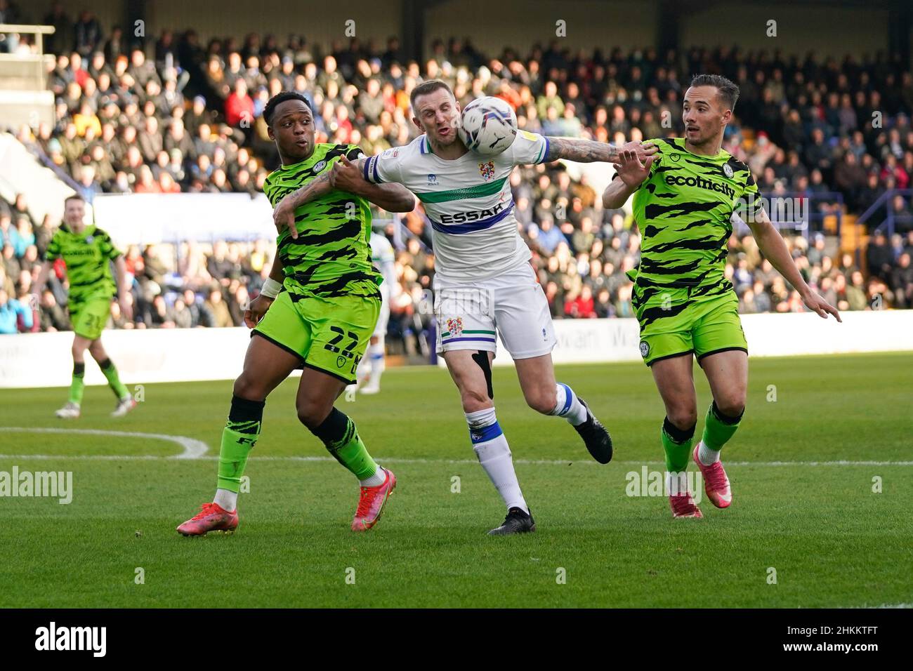 Peter Clarke di Tranmere Rovers compete per la palla con Udoka Godwin-Malife di Forrest GreenPicture di Steve Flynn/AHPIX.com, Football: The SkyBet Foto Stock