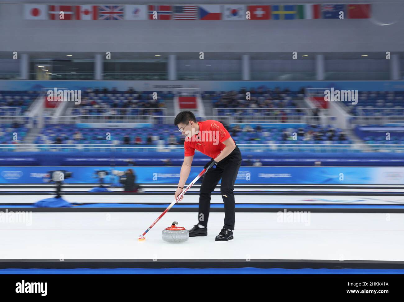 Pechino, Cina. 5th Feb 2022. Ling Zhi della Cina compete durante il curling misto raddoppia round robin evento delle Olimpiadi invernali di Pechino 2022 tra la Cina e gli Stati Uniti al National Aquatics Center di Pechino, capitale della Cina, 5 febbraio 2022. Credit: Wang Jingqiang/Xinhua/Alamy Live News Foto Stock