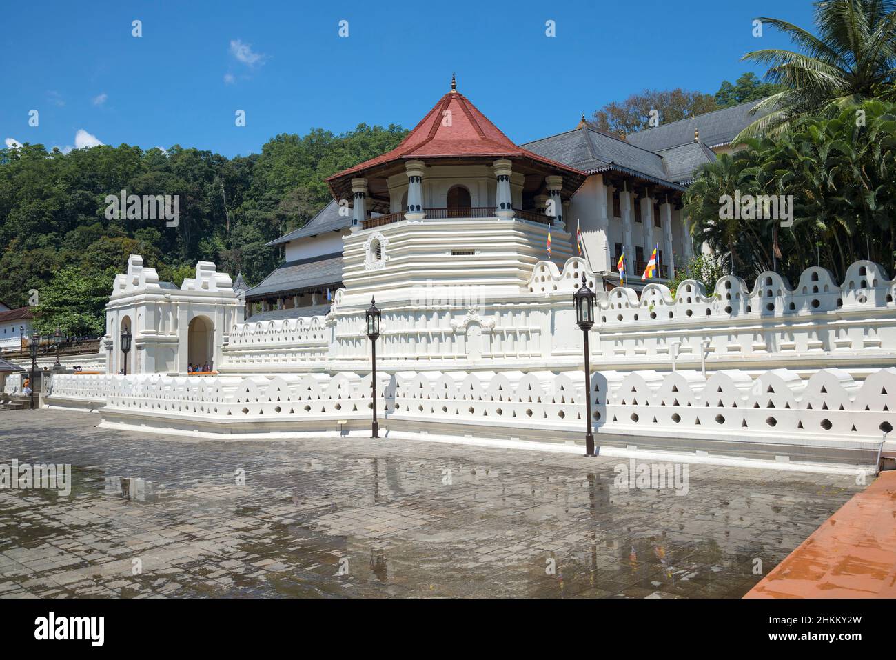 Vista dell'antico palazzo reale e del Tempio della Reliquia del Sacro dente in una giornata di sole. Kandy, Sri Lanka Foto Stock