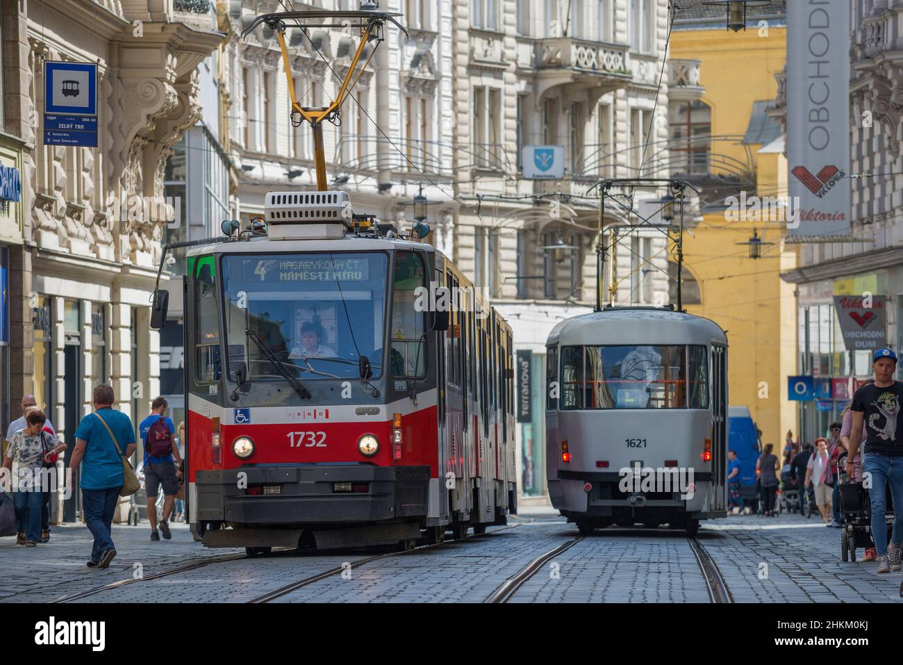 BRNO, REPUBBLICA CECA - 24 APRILE 2018: Due tram su una strada cittadina in una soleggiata primavera Foto Stock