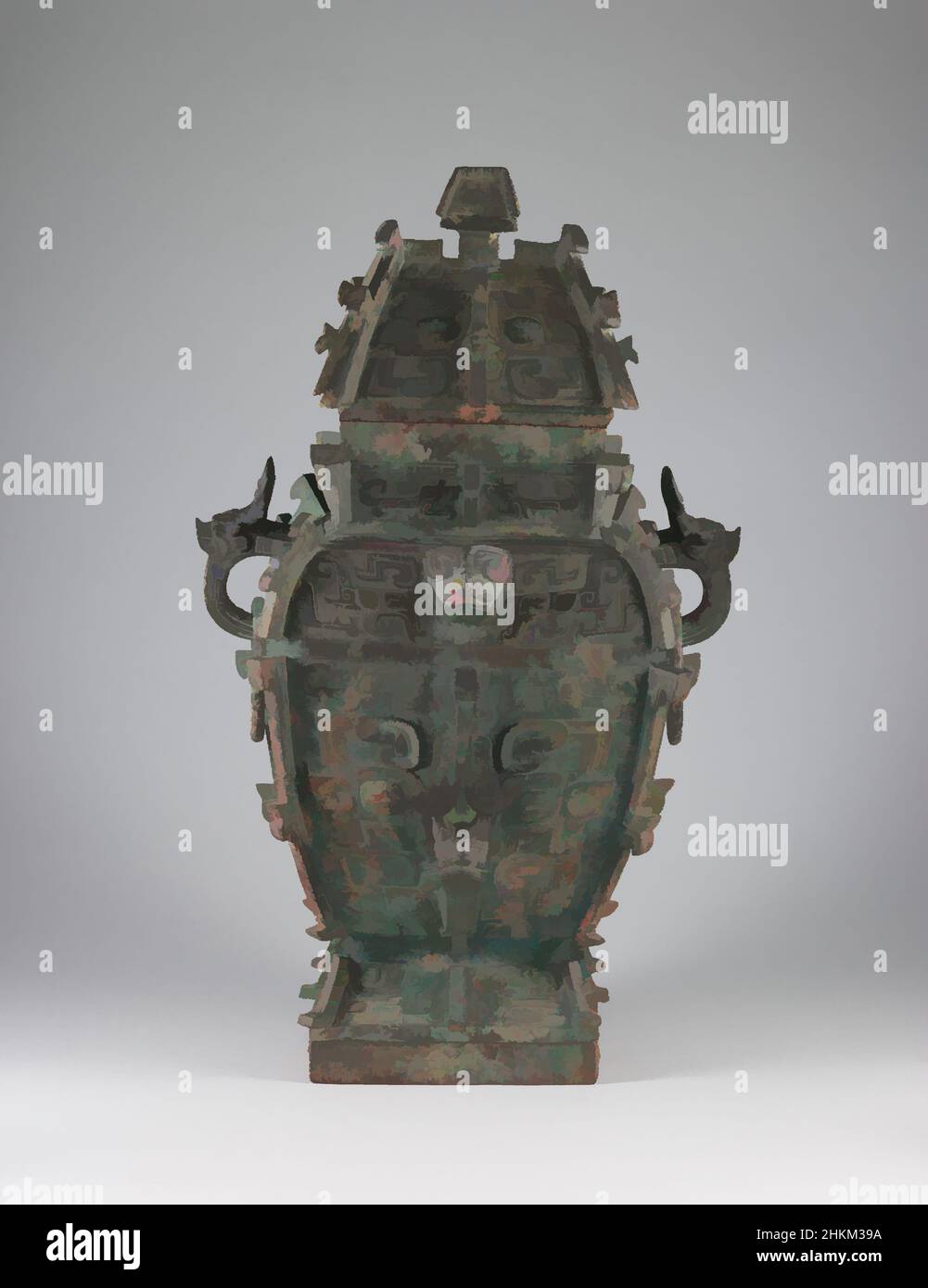Arte ispirata da Covered Wine Vessel (fang lei) con disegno di maschere zoomorfe e maniglioni con testa animale, cinese, Western Zhou dinastia, 1050-771 AC, fine 11th secolo AC, Bronzo, fabbricato a Daijiawan, provincia Shaanxi, Cina, Asia, contenitori, metallo, 24 5/8 x 14 5/8 x 10 3/8 pollici (62,5, opere classiche modernizzate da Artotop con un tuffo di modernità. Forme, colore e valore, impatto visivo accattivante sulle emozioni artistiche attraverso la libertà delle opere d'arte in modo contemporaneo. Un messaggio senza tempo che persegue una nuova direzione selvaggiamente creativa. Artisti che si rivolgono al supporto digitale e creano l'NFT Artotop Foto Stock