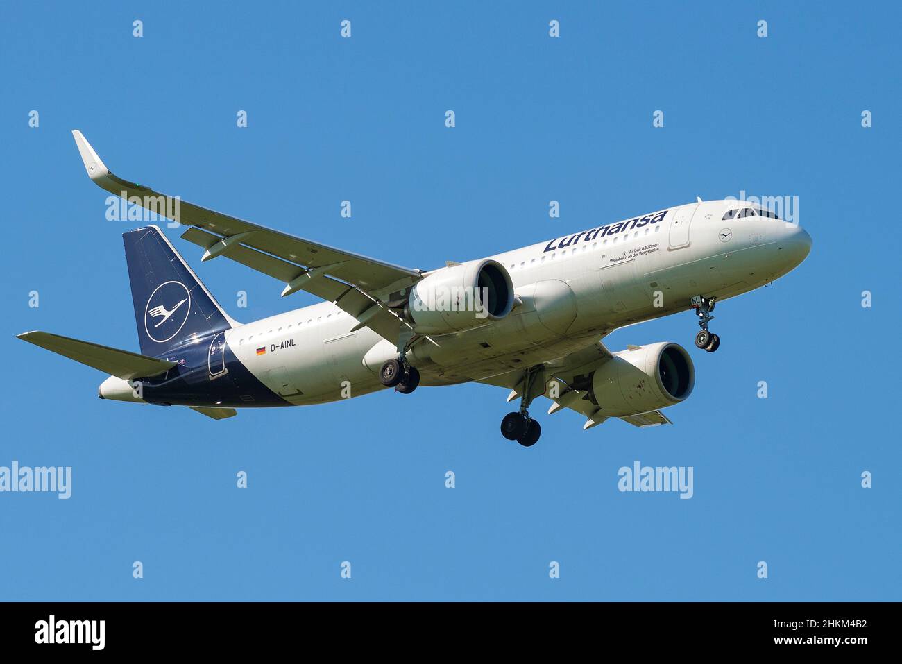 SAN PIETROBURGO, RUSSIA - 29 MAGGIO 2021: AIRBUS A320Neo (D-AINL) delle compagnie aeree Lufthansa sul sentiero di scivolamento nel cielo blu senza nuvole Foto Stock