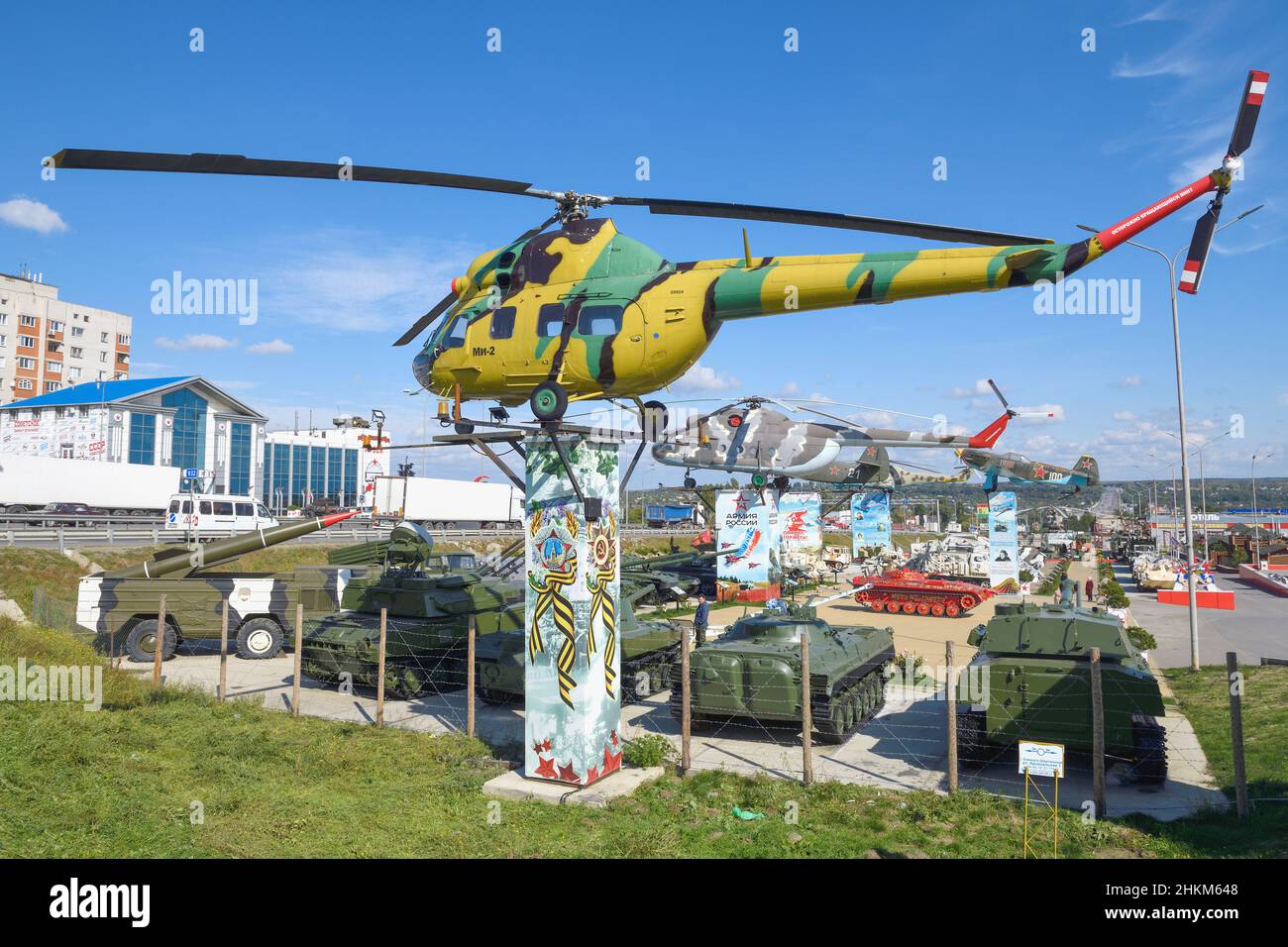 KAMENSK-SHAKHTINSKY, RUSSIA - 04 OTTOBRE 2021: Elicottero sovietico polifunzionale mi-2 sullo sfondo dell'esposizione del Museo dell'equi militare Foto Stock