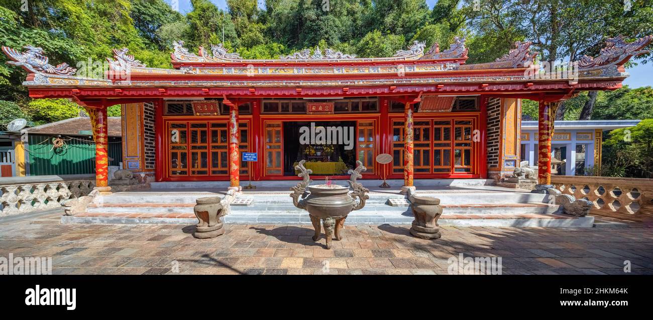 La Pagoda di Hon Chen è una delle antiche pagoda nella città di Hue. Si trova sulle rive del fiume profumo nella città storica del Vietnam di Hue. Foto Stock