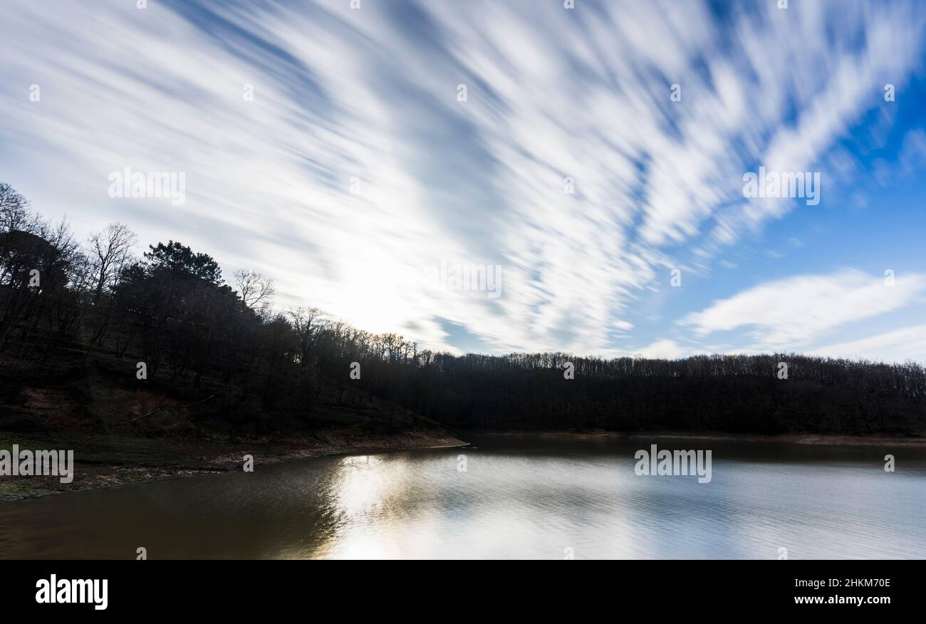 Scena invernale natura su un lago in Turchia. Questo lago è molto vicino a Istanbul e offre spettacolari vedute della natura. Foto Stock