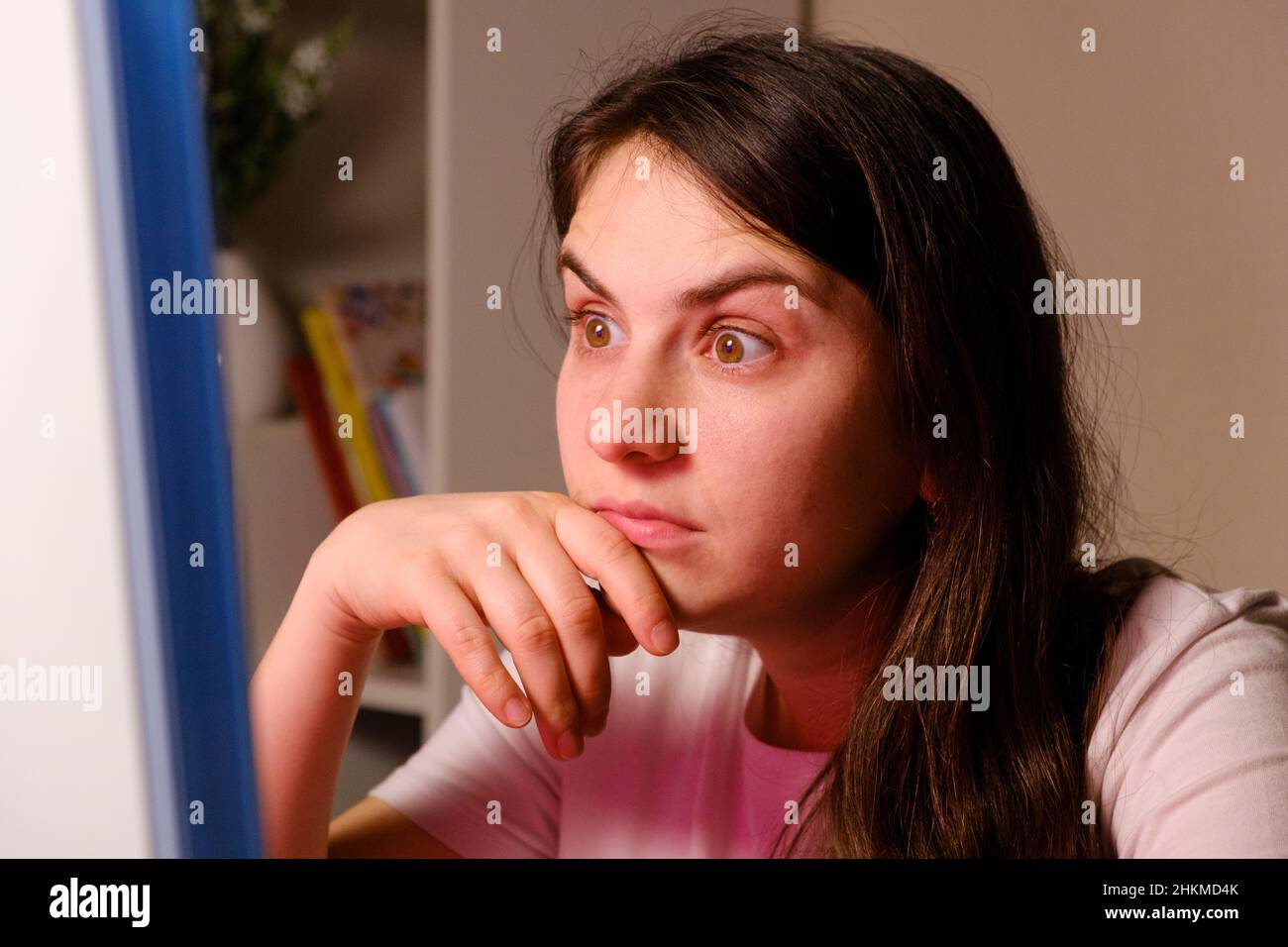 La donna alzò le sopracciglia guardando sorpreso lo schermo del computer, leggendo le notizie Foto Stock