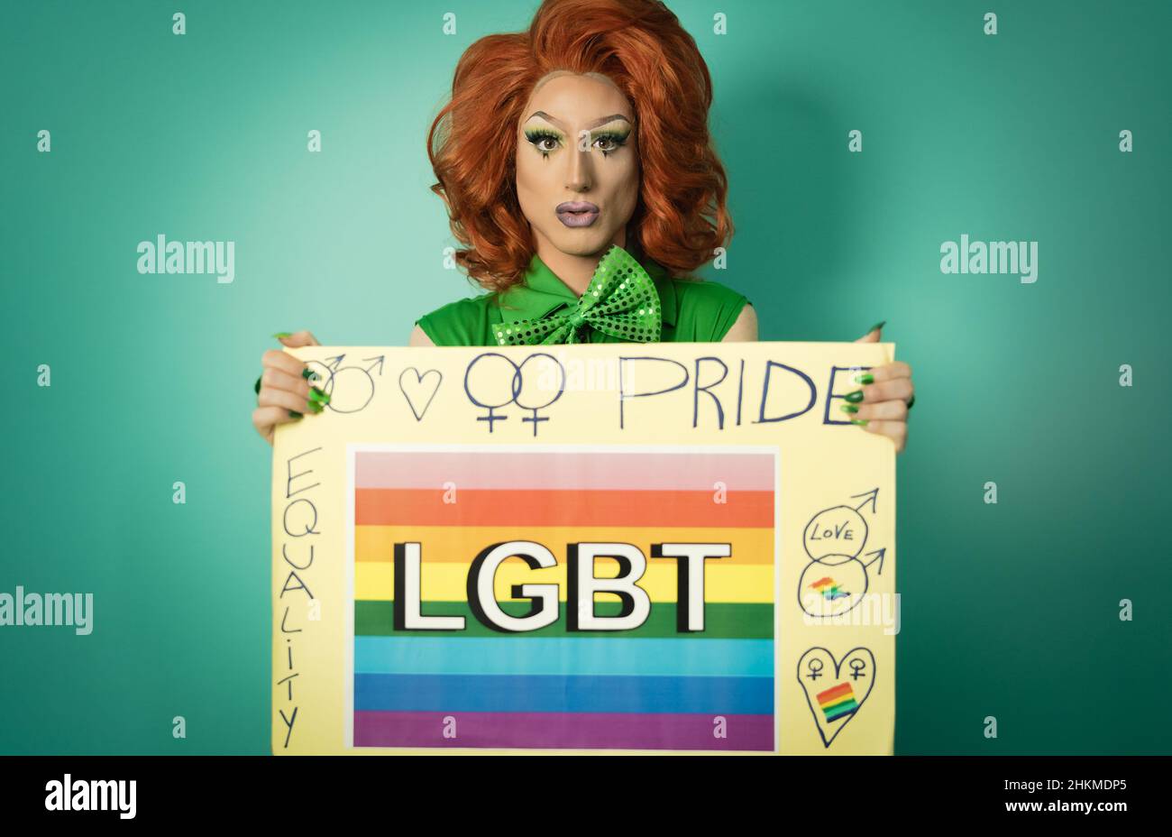 Trascina la regina celebrando il banner di regia gay con bandiera arcobaleno - concetto di comunità sociale LGBTQ Foto Stock