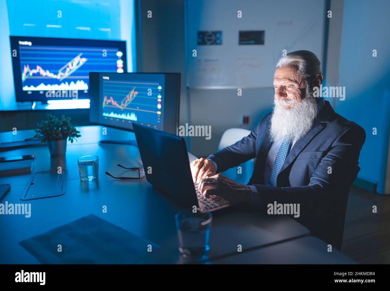Uomo d'affari che lavora sul mercato finanziario - Finanza e concetto di tecnologia Foto Stock