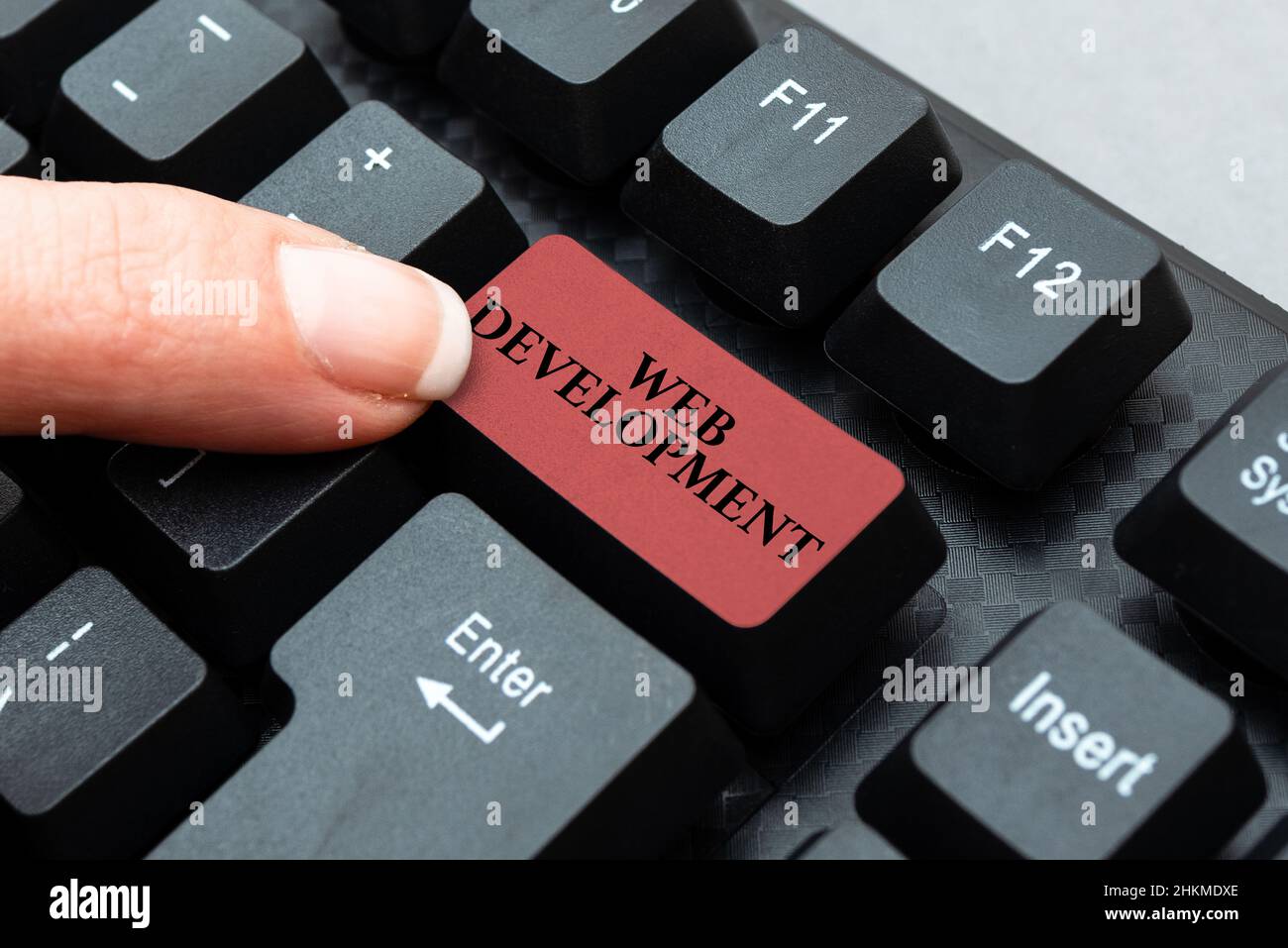 Didascalia di testo che presenta lo sviluppo Web. Foto concettuali sviluppo Web Scrittura Ricerca online analisi del testo, trascrizione di e-mail vocali registrate Foto Stock