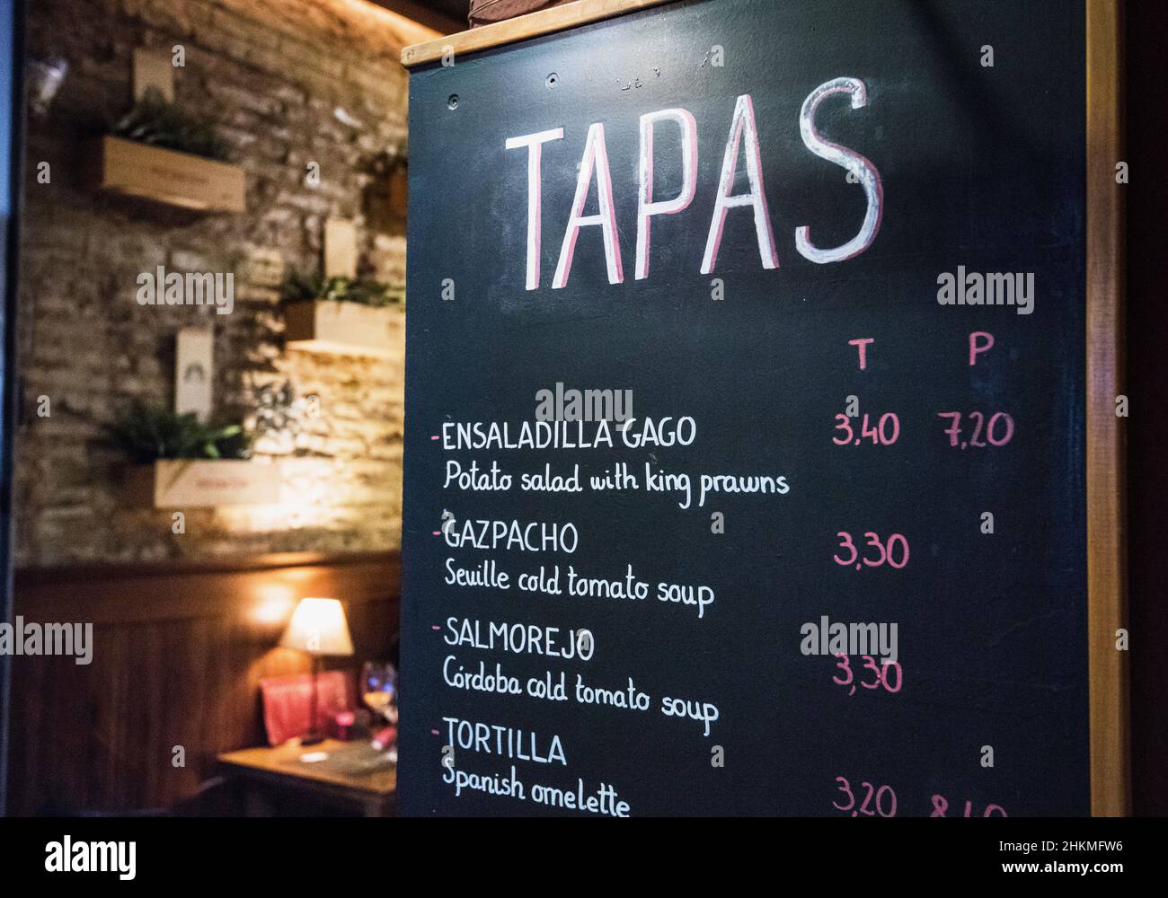 Tapas bar in Spagna. Tapas bar spagnolo nel centro storico di Siviglia di notte Foto Stock