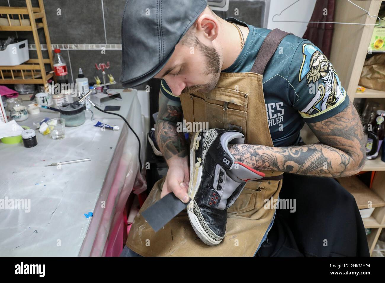 SNEAKERS MAISON, PULIZIA DELLE SNEAKERS Foto Stock