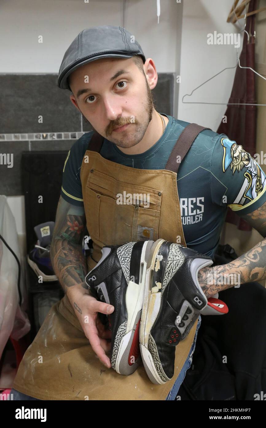 SNEAKERS MAISON, PULIZIA DELLE SNEAKERS Foto Stock