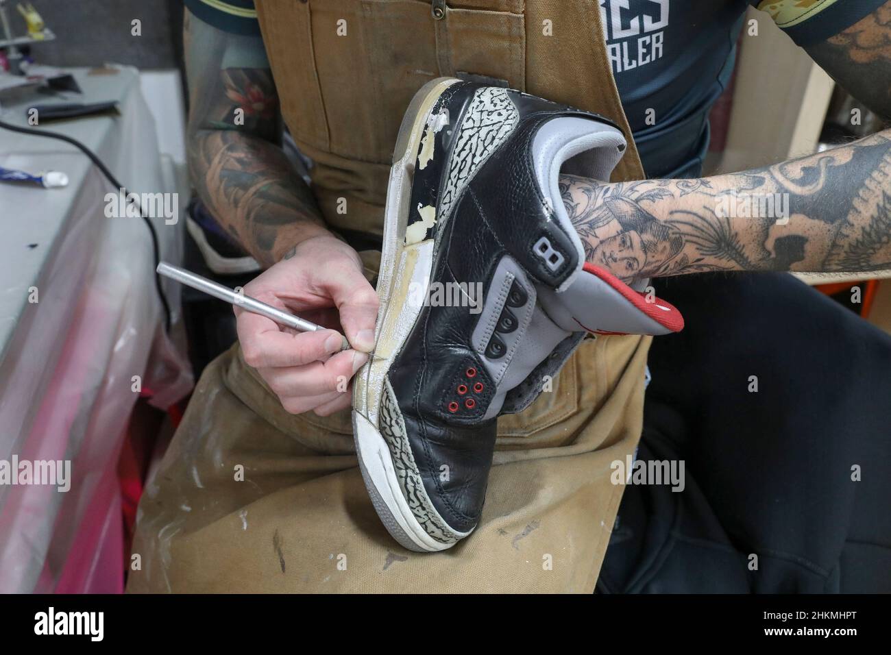 SNEAKERS MAISON, PULIZIA DELLE SNEAKERS Foto Stock