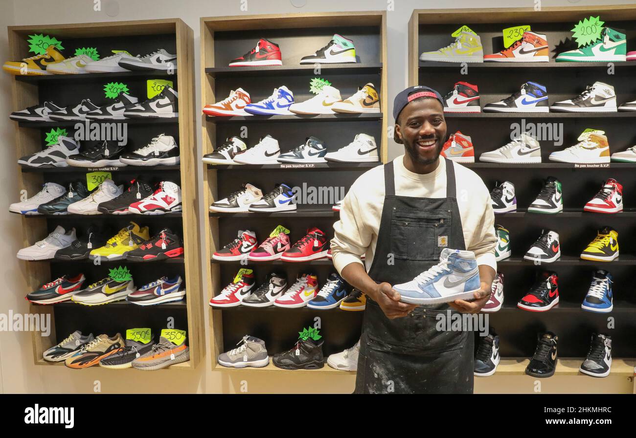 SNEAKERS MAISON, PULIZIA DELLE SNEAKERS Foto Stock