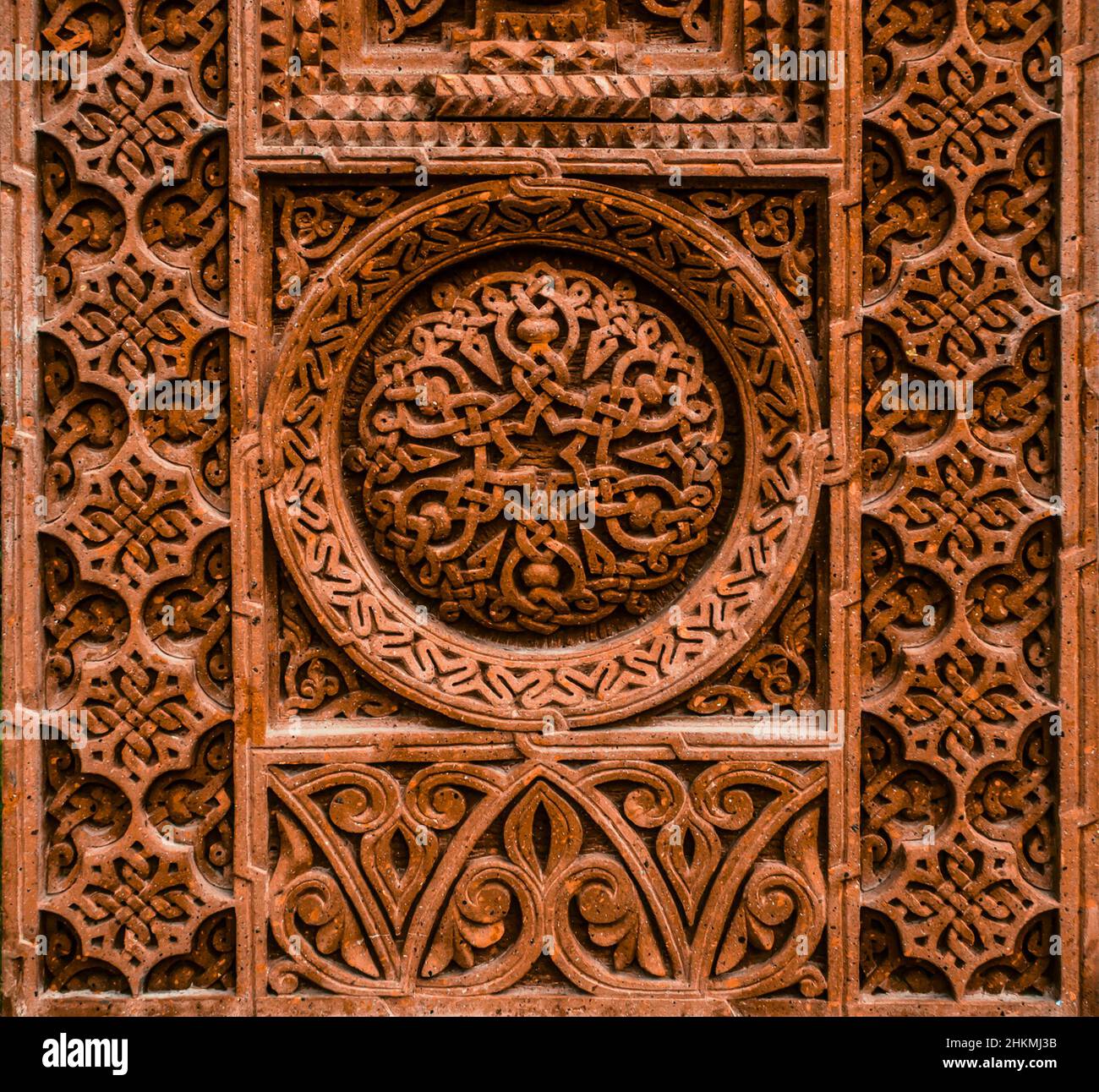 Isfahan, Nor Julfa, Iran, 16 novembre 2021: Simbolo dell'eternità su un khachkar, un ornamento circolare di intrecchiare strisce scolpite su pietra rossa in Foto Stock