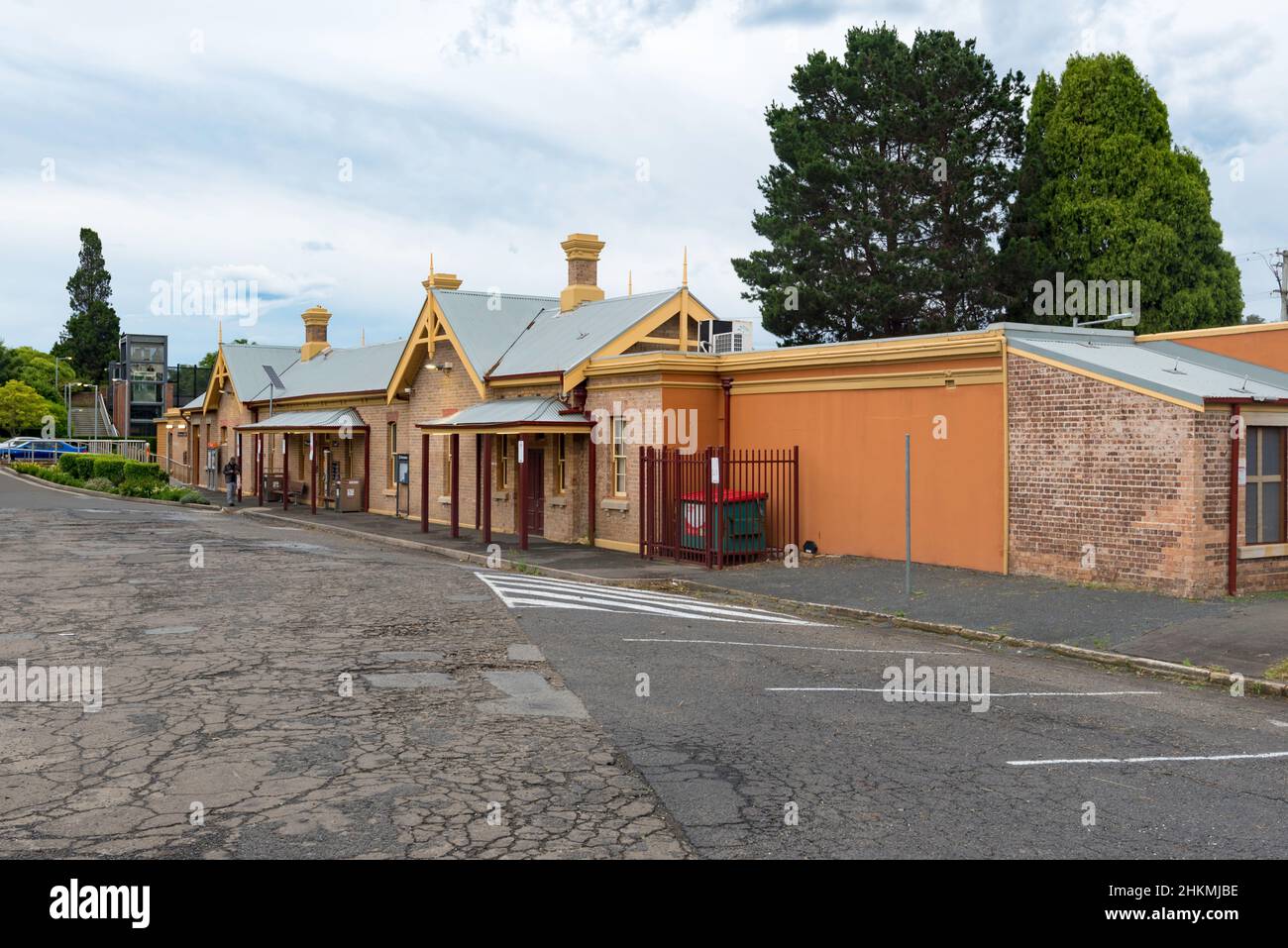 L'edificio originale della stazione ferroviaria in stile gotico del 1892 all'epoca vittoriana presso la stazione Bowral. Questo fu successivamente Unito da un edificio in stile interbellico di fronte Foto Stock