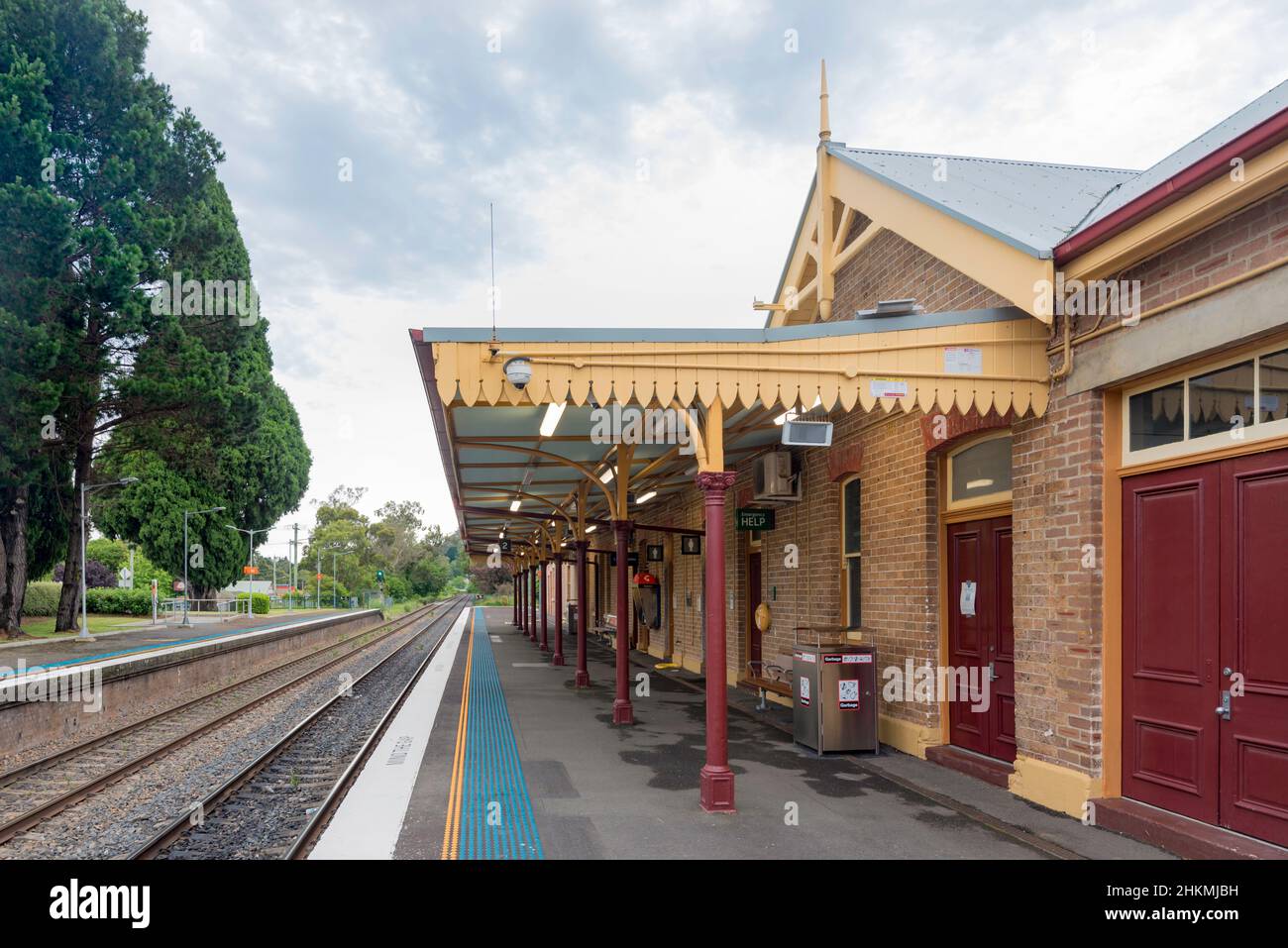 L'edificio originale della stazione ferroviaria in stile gotico del 1892 all'epoca vittoriana presso la stazione Bowral. Questo fu successivamente Unito da un edificio in stile interbellico di fronte Foto Stock