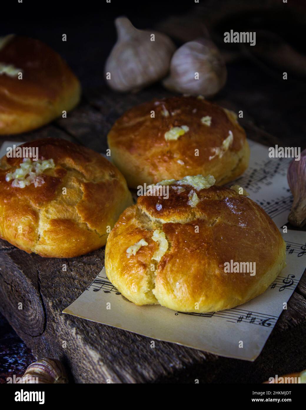 Ciambelle tradizionali russe e ucraine con aglio. Stile rustico. Composizione semplice Foto Stock