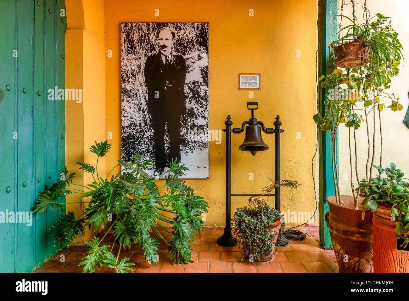 Ritratto di Jose Marti e la campana del treno a vapore 'la Cuenca'. Il Museo Provinciale di Storia 'Coronel Simón Reyes Hernández' è una famosa Foto Stock