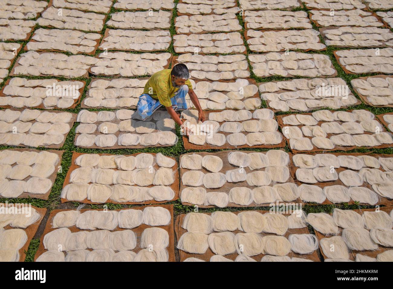 Gli operai stanno facendo i noodles vermicelli del riso nelle fabbriche vicino Bogra, Bangladesh Foto Stock