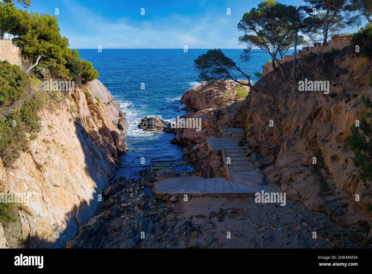 Vista di una delle piccole insenature che si trovano sul percorso costiero da Aiguablava a Fornells, Costa Brava, Catalogna, Spagna Foto Stock