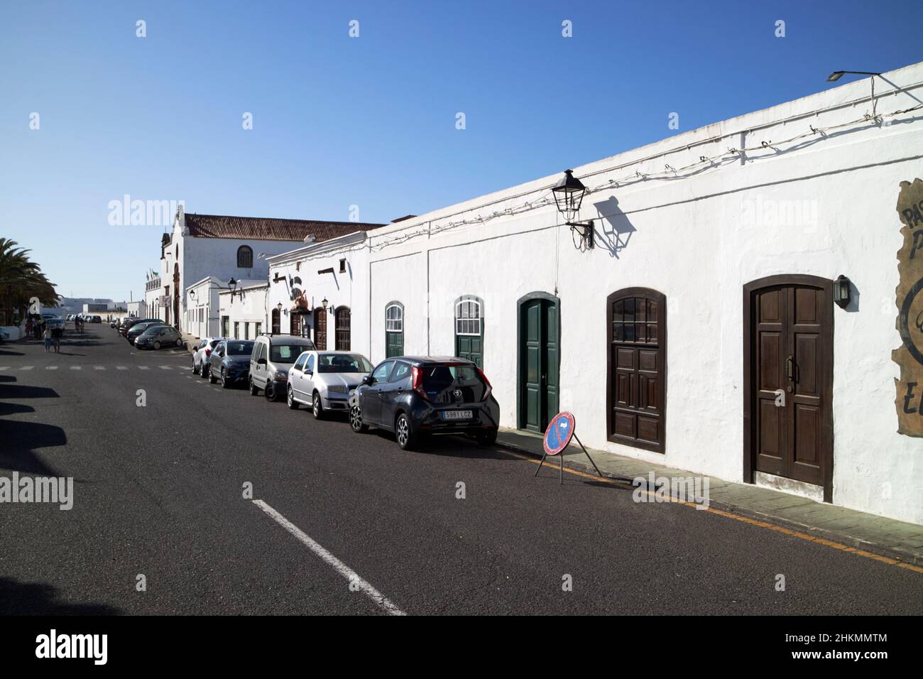 Tipiche case imbiancate di bianco in via calle santo domingo a Teguise Lanzarote Isole Canarie Spagna Foto Stock