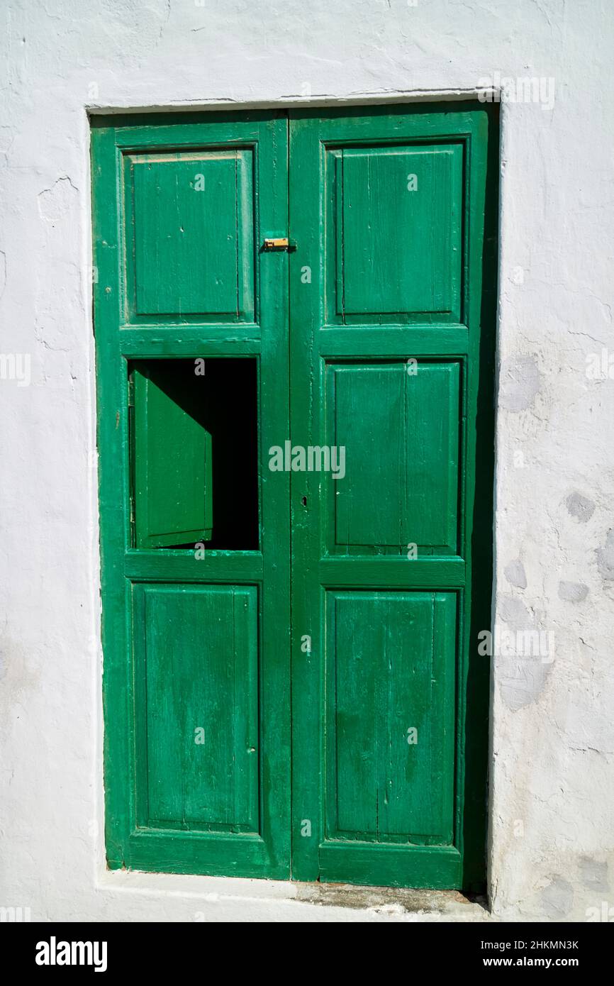 Porta in legno dipinta di verde con pannello a botola aperta Teguise Lanzarote Isole Canarie Spagna Foto Stock