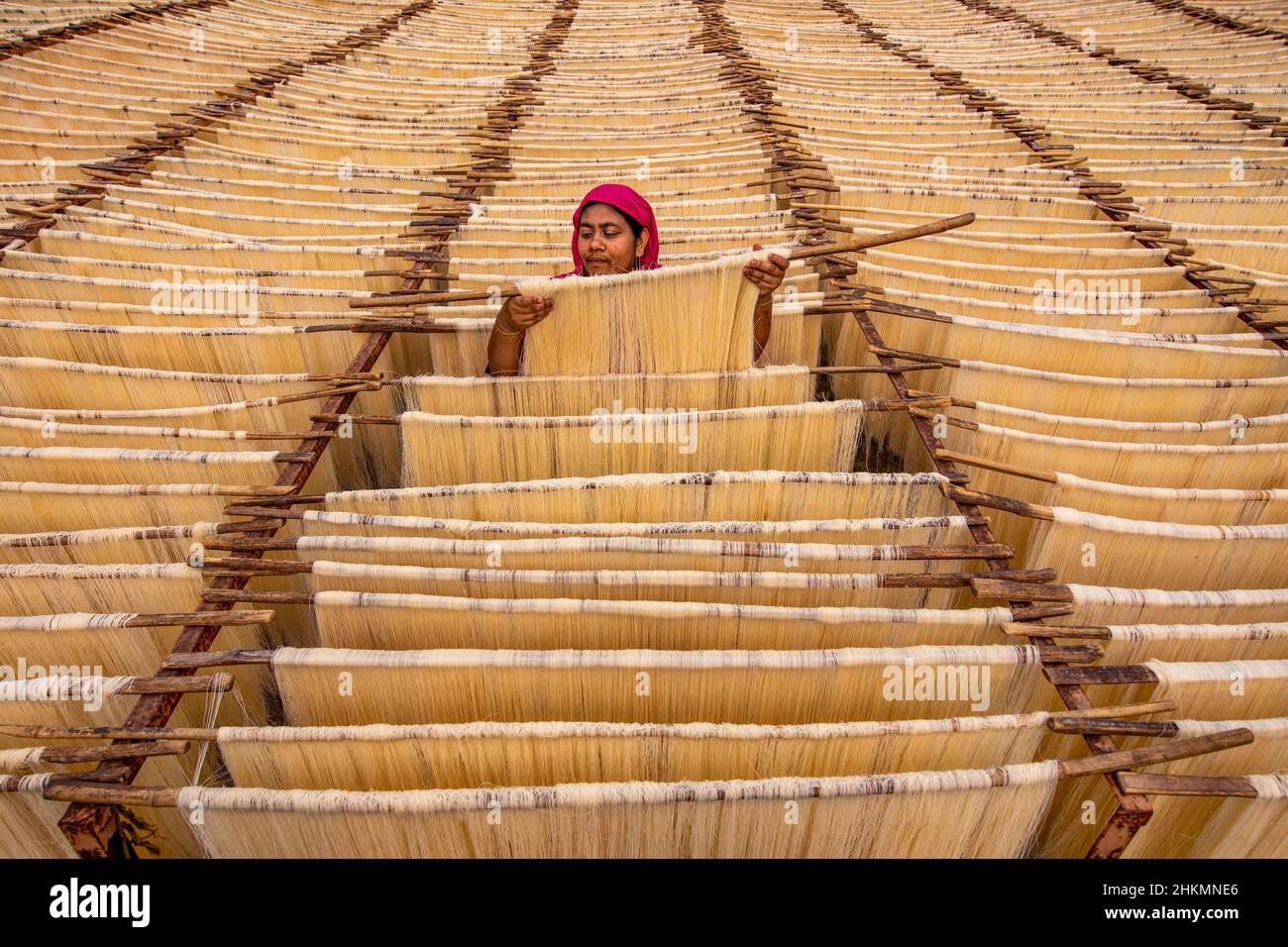 Gli operai stanno facendo i tagliatelle di riso di vermicelli Foto Stock