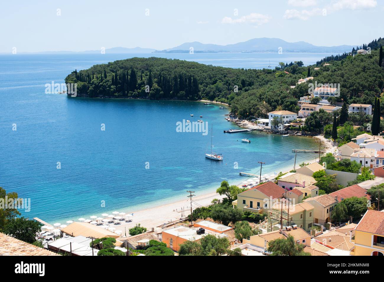 Bella baia con spiaggia nel villaggio di Kalami, isola di Corfù, Grecia Foto Stock