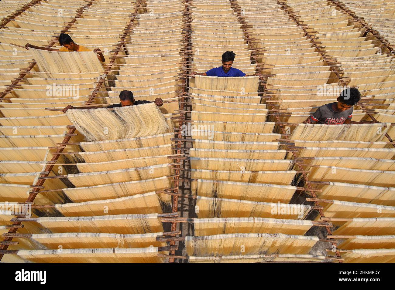 Gli operai stanno facendo i tagliatelle di riso di vermicelli Foto Stock