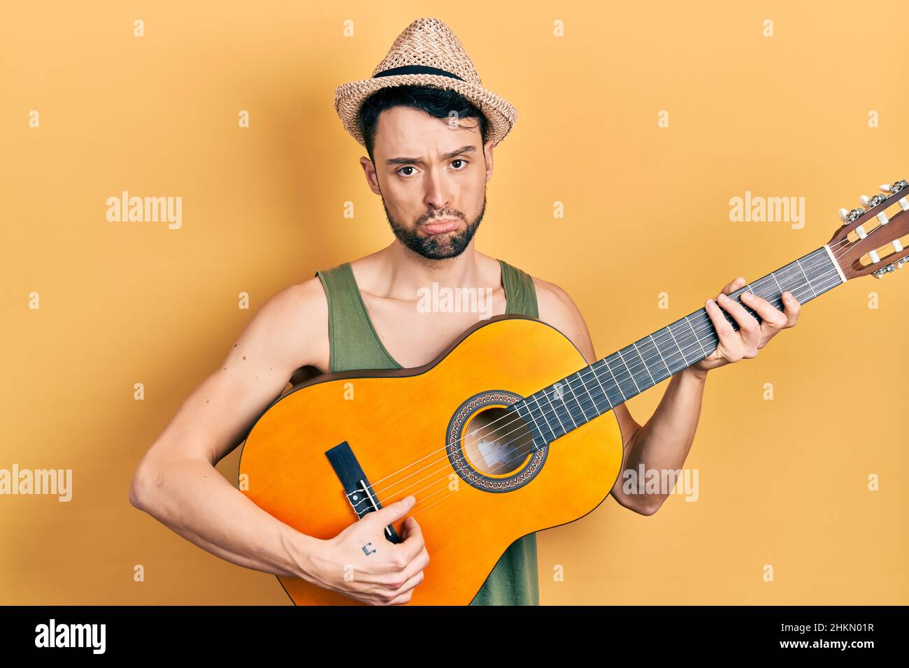 Giovane ispanico che suona la chitarra classica depresso e preoccupato per  la sofferenza, piangendo arrabbiato e paura. Espressione triste Foto stock  - Alamy