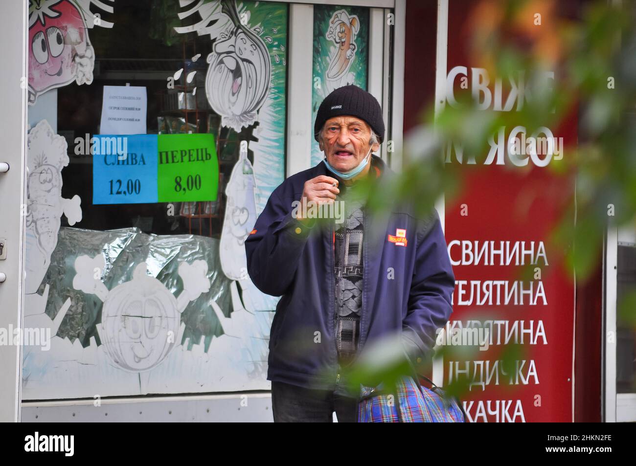 Poltava, Ucraina. Settembre 24. 2021. Un uomo anziano fuma una sigaretta e guarda la macchina fotografica, reportage sparare non in scena per strada. Rughe Foto Stock