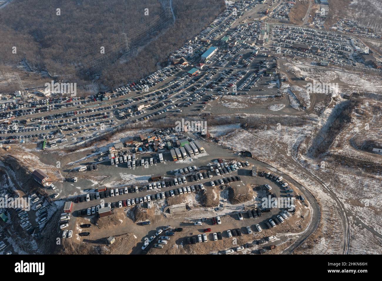 Vladivostok, Russia - 22 gennaio 2022: File di auto in piedi al mercato automobilistico filmato dall'alto. Vendita di auto usate portate dal Giappone. Foto Stock