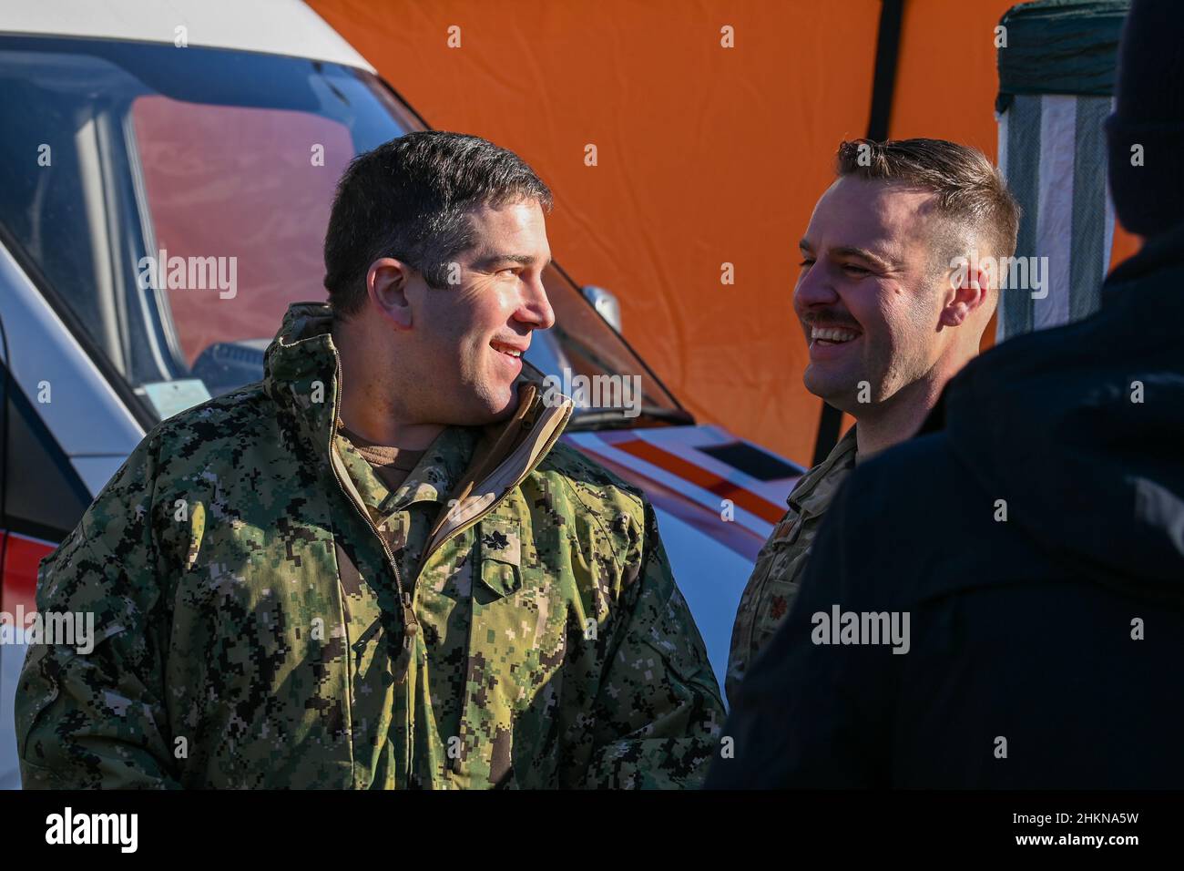 Pripyat, Ucraina. 04th Feb 2022. I funzionari militari degli Stati Uniti parlano tra loro durante un esercizio di guerra urbana tenuto nel villaggio di Pripyat vicino al confine bielorusso dal Ministero degli Affari interni ucraino, mentre le forze russe continuano a mobilitarsi sulle frontiere del paese il 4 febbraio 2022 a Pripyat, Ucraina. (Foto di Justin Yau/Sipa USA) Credit: Sipa USA/Alamy Live News Credit: Sipa USA/Alamy Live News Foto Stock