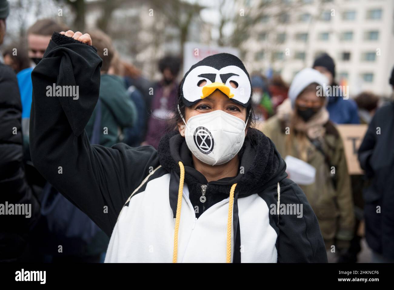 Berlino, Germania. 04th Feb 2022. I manifestanti si sono recati nelle strade della capitale tedesca Berlino il 4 febbraio 2022, protestando contro la compagnia petrolifera spagnola Repsol perché si è rifiutata di assumersi la responsabilità dei danni ambientali causati dalla raffineria la Pampilla. (Foto di Jakub Podkowiak/PRESSCOV/Sipa USA) Credit: Sipa USA/Alamy Live News Foto Stock