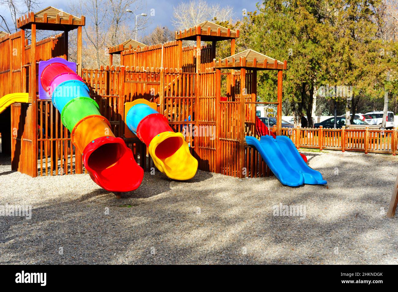 Colorato parco giochi in legno per bambini in città Foto Stock