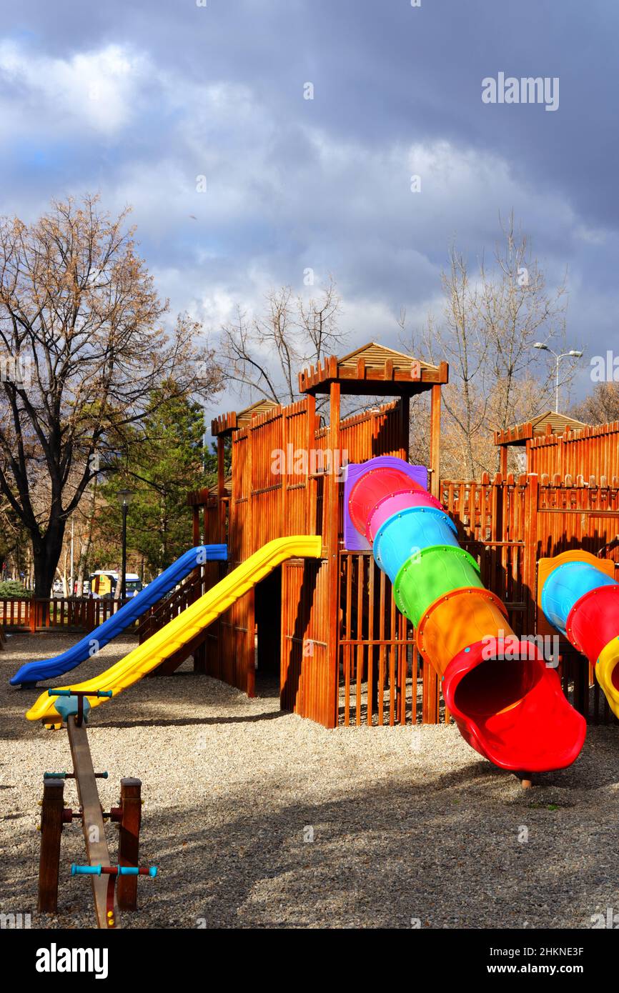 Colorato parco giochi in legno per bambini in città Foto Stock