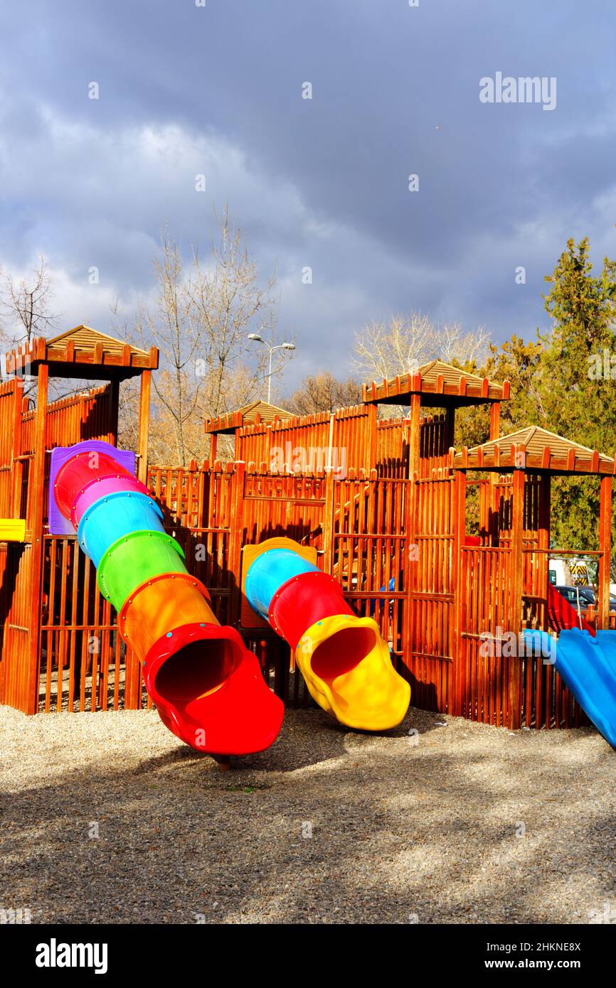 Colorato parco giochi in legno per bambini in città Foto Stock