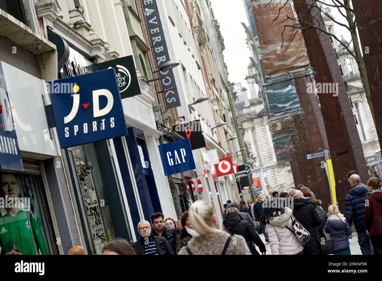 negozi sulla trafficata royal avenue belfast centro città zona commerciale irlanda del nord regno unito Foto Stock